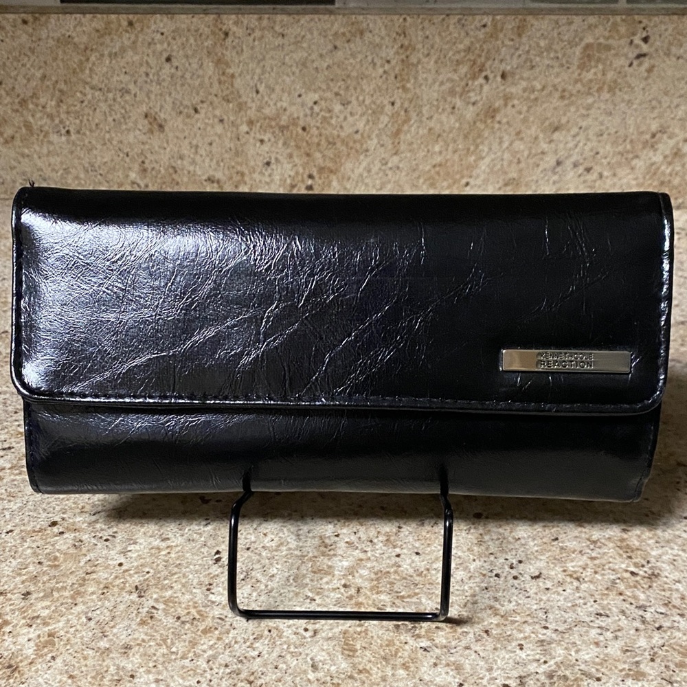 Kenneth Cole Reaction Black Leather Wallet NWOT magnetic closure.